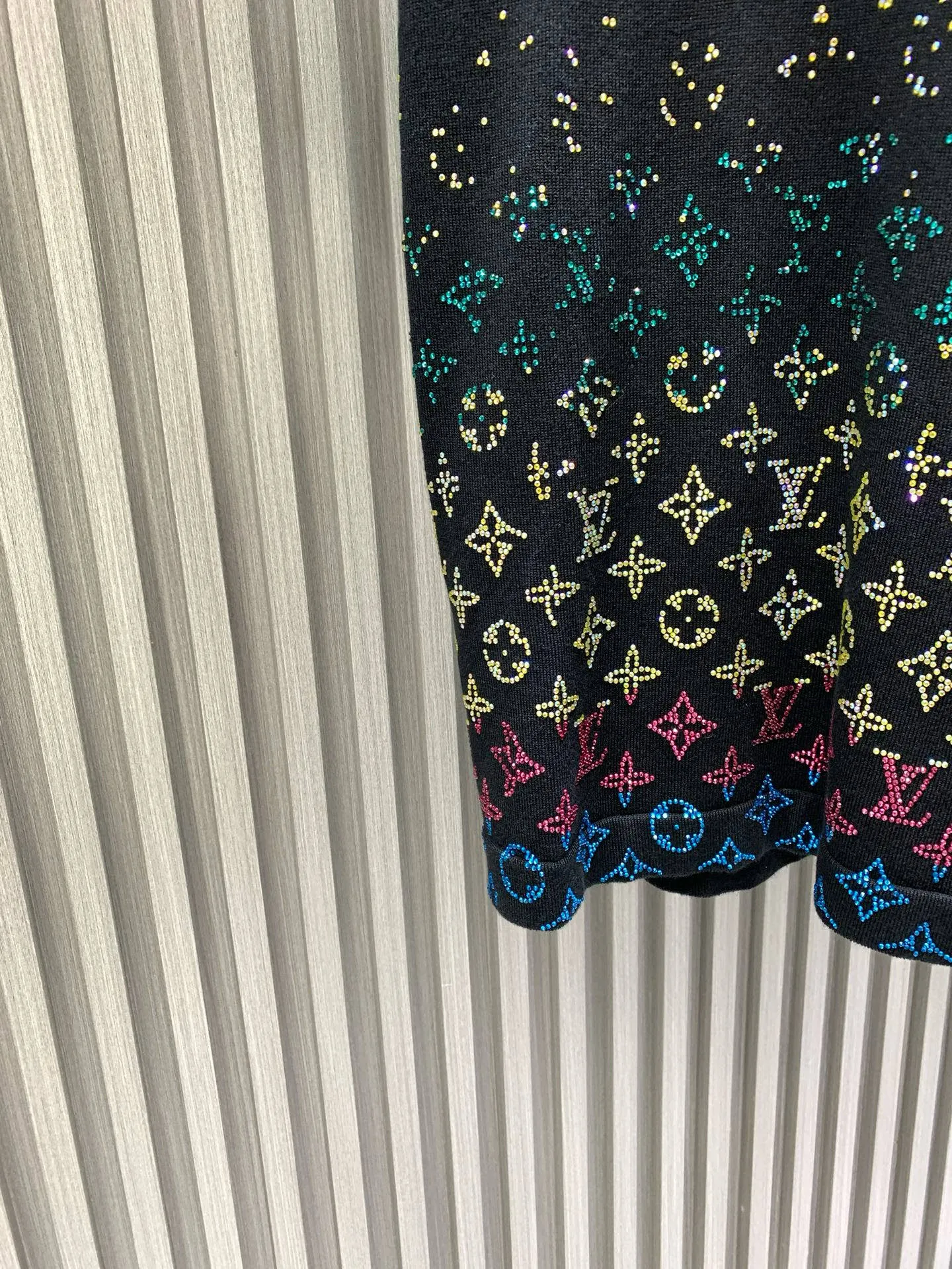 🅿️290 🀄️ Louis Vuitton Louis Vuitton 2025 new style hot diamond knitted short sleeves ⚠️Original purchase ¥18,650 Fine needle cotton knitting Standard version #Imported fine yarn wool fabric piece 14s fine needle siro spinning technology is used to make the fabric piece. Fine yarn is used as the material. The imported material used is woven on a jacquard loom imported from Germany. This technology makes the yarn more uniform and smooth. Thereby increasing the comfort and durability of the fabric. Due to the use of high-quality yarn and advanced spinning technology, the texture of this sweater is very delicate and soft to the touch. It is made of linen embroidery thread combined with encrypted processing. The embroidery body has a subtle matte visual texture and the effect is three-dimensional and full. The smaller the rhinestone, the more sophisticated the requirements. It uses imported materials and is more flexible and glossy than ordinary rhinestones. The stitches are clear and smooth and have a three-dimensional texture effect. Its version design has some unique features such as concise lines. The fitted cut and signature neckline are both comfortable and durable, while also accentuating the wearer's neck. It can show off the wearer's wrist lines and add a sense of sophistication and neatness.